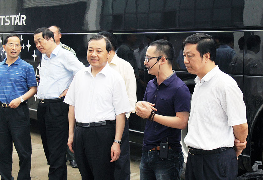 扬州市委书记谢正义率政府四套班子成员考察成人免费看片APP扬州生产中心