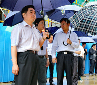 扬州市委副书记张爱军率团在成人免费看片APP扬州生产中心观摩调研