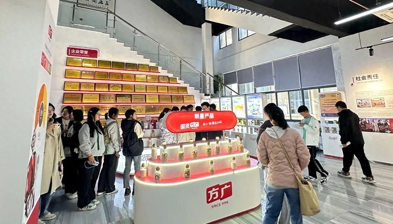 热烈欢迎扬州大学食品学院应届毕业生来成人免费看片APP食品参观实践